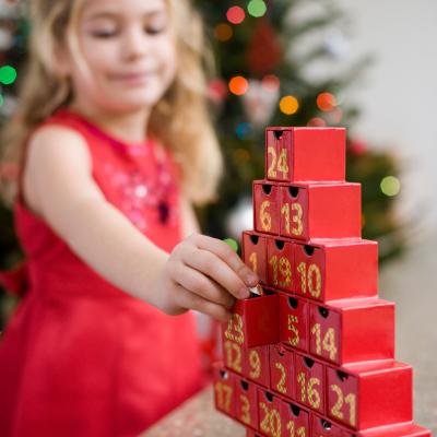 Comme tous les enfants le savent, Noël rime avec calendrier de l'avent. Et quel plaisir de pouvoir à chaque réveil, ouvrir une case en attendan...