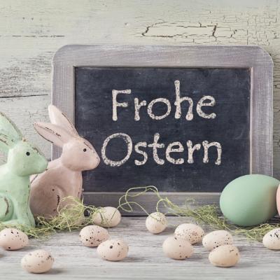 La veille de Pâques en Allemagne, les enfants confectionnent un nid de paille ou de mousse que les parents cachent dans le jardin ou dans la maison afin que le lapin de Pâques y dépose des œufs multic