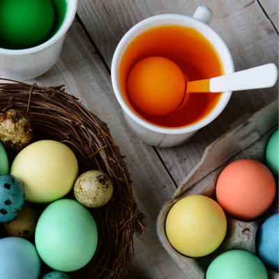 Apprendre aux enfants &agrave; pr&eacute;parer les oeufs de P&acirc;ques
