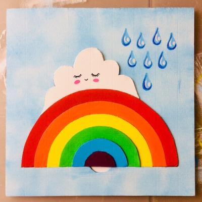 Une activité manuelle pour réaliser un puzzle arc-en-ciel DIY en carton recyclé, récupéré. Facile et rapide à faire, ce bricolage conviendra à tous les enfants à partir de 2 ans. Ce puzzle permettra d