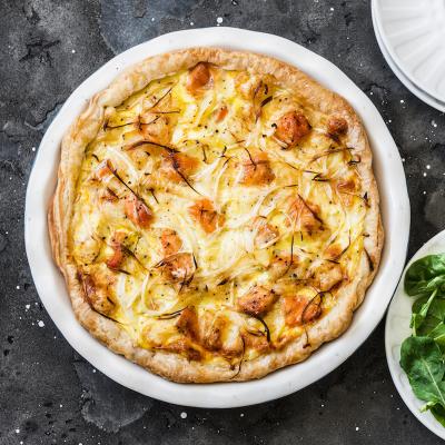 Recette illustrée pour faire un quiche au saumon, une quiche pour les amateurs de poisson ou pour changer de la quiche traditionnelle. Recette expliquée en pas à pas pour une réalisation de la recette