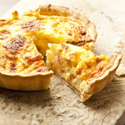 Les enfants adorent cette quiche non traditionnelle. Les allumettes de lard fumé sont plus faciles à manger et plus agréables à la vue que les classiques lardons. Il est inutile d’ajouter de sel, celu