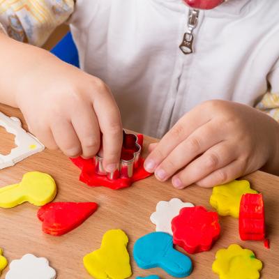Simple et économique, la pâte autodurcissante est une activité que vous pouvez proposer à vos enfants dès 2 ans. Retrouvez la véritable recette de la pâte autodurcissante et toutes les infos sur l'act