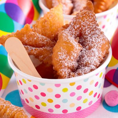 Recette pour faire les célèbres bugnes du Carnaval à déguster avec tous les petits gourmands ! Retrouvez toutes les recettes du Carnaval sur Tête à modeler.
