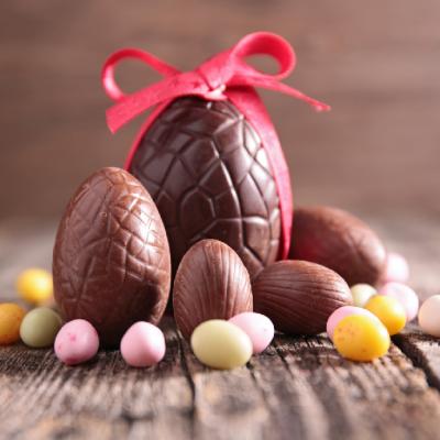 La recette des œufs en chocolat de paques qui plaira aux petits comme aux grands. Une activité gourmande et drôle à faire en famille avant la chasse aux oeufs. Retrouvez toutes les informations et ast