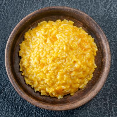 Une préparation de riz surpenante mais délicieuse pour accompagner certains plats de poisson ou l'agneau. Le riz à l'orange est une recette sucrée salée. Mis à part l'orange, le riz se pr&a
