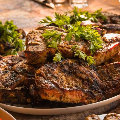 Le rôti de rumsteck est une recette facile à préparer que ce soit pour le repas du week-end ou pour un repas de fête. Le rumsteck à la moutarde et au poivre s'accompagne aussi bien de légumes cuisinés