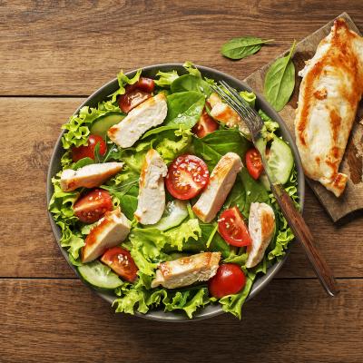 Une petite recette de salade à faire avec les restes de poulet rôti. Une petite recette facile à réaliser le dimanche soir par exemple.