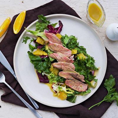 Petite salade composée au magret de canard. A manger en entrée ou en plat. Pour la servir en plat il suffit de doubler les quantités. Une salade idéale pour les vacances ou l'été.