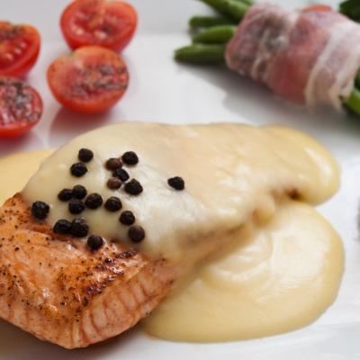 La sauce hollandaise est une sauce au beurre montée au bain-marie. La sauce hollandaise accompagne parfaitement les plats de poisson et les volailles.