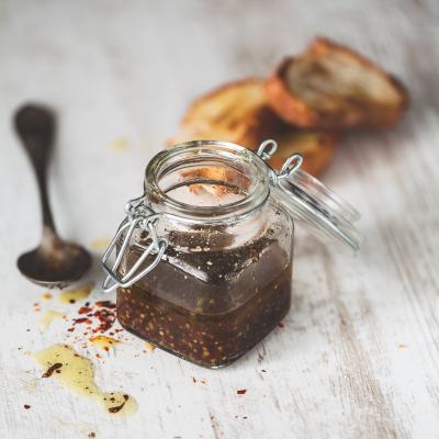 Sauce vinaigrette à la moutarde, une recette plus corsée que la vinaigrette traditionnelle. Une vinaigrette à faire d'avance et à conserver au frigo.