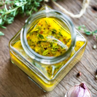 Sauce vinaigrette au au citron et à l'huile d'olive. Une vinaigrette parfaite pour accompagner les salades à base de poisson de fruits de mer ou de crustacés. Une vinaigrette à faire d'avance et à con