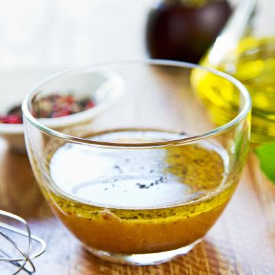 La vinaigrette est la plus simple des sauces. Préparez-la à l'avance et en grande quantité. Il suffit de la mettre dans une petite bouteille en plastique. Elle se conserve très bien au frigo. Cela per