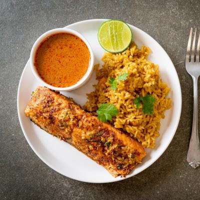 Le saumon sauté tandoori est un plat qui peut se préparer à la dernière minute avec du saumon frais comme du saumon surgelé. Il peut être le plat principal d'un repas comme il peut enrichir