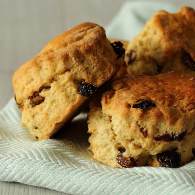 Les scones sont un grand classiques de l'heure du thé anglais. Le scone aux raisins est une variante des scones classiques natures, un peu plus sucrés ils conviennent bien aux goûts des enfants, et il
