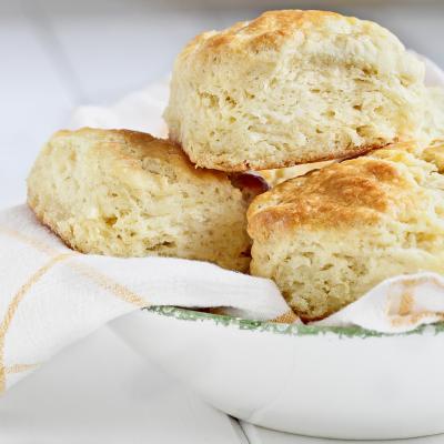 Recette des scones anglais. Les scones sont un classique de l'heure du thé. Les petits et les grands les apprécieront aussi pour un brunch ou un goûter. Entre gâteau et petits pain, vous adorerez ces 
