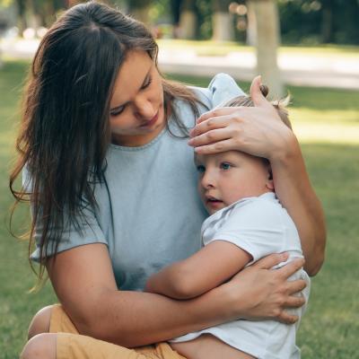 Après une exposition prolongée au soleil, votre enfant peut présenter tous les symptômes d'une insolation. En cas d'insolation, votre enfant peut souffir de maux de tête, de nausées, de vomiss