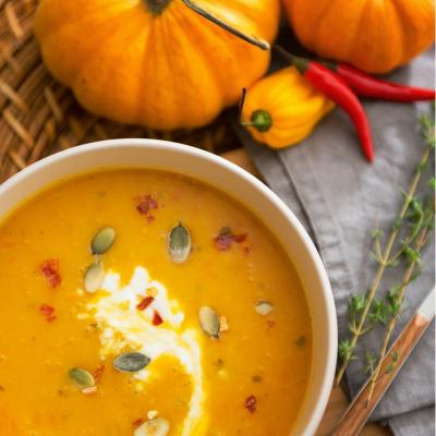 Toute douce, délicieusement sucrée et d'un orange flamboyant : cette soupe à la citrouille a tout pour plaire à vos enfants. L'occasion de leur proposer de fabriquer également une lanterne d'Halloween