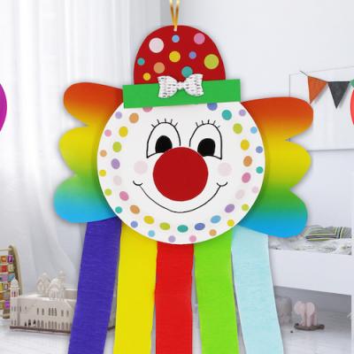 Comment fabriquer une suspension clown multicolore pour le carnaval ? Cette activité très simple plaira forcément à vos enfants pour le carnaval. Sortez vos assiettes en cartons de vos placards afin d