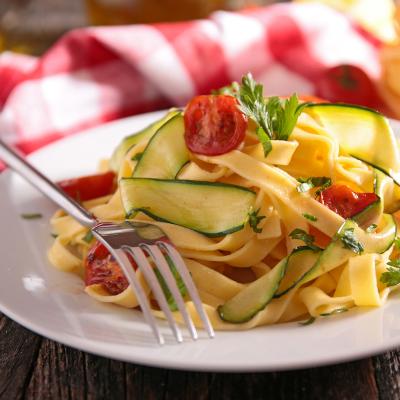 Salade de tagliatelles totalement diététique, les tagiatelles sont faites dans des courgettes. Recette de salade pour faire découvrir les légumes aux enfants.