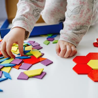 Le tangram Montessori est un jeu à la fois éducatif et ludique pour développer les apprentissages de l'enfant. Retrouvez notre guide complet pour bien le choisir !