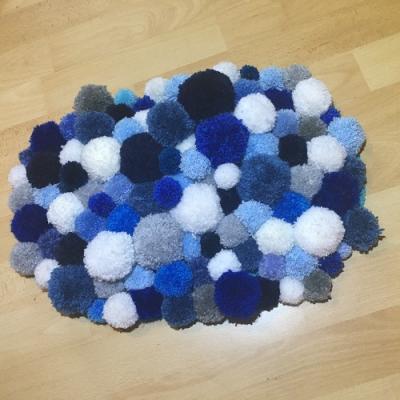 Un tapis à pompons fait maison