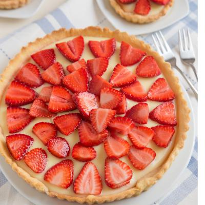 Vous cherchez une recette avec des fraises ? Voici une recette parmi les grands classiques de la pâtisserie française : la tarte aux fraises ! Un délice sucré que toute la famille adore déguster quand