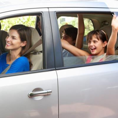 Voici un jeu très simple à faire avec toute la famille y compris les plus jeunes : les joueurs doivent retrouver deux voiture jumelles. Selon l’âge des enfants il peut être décidé de ne retenir que le
