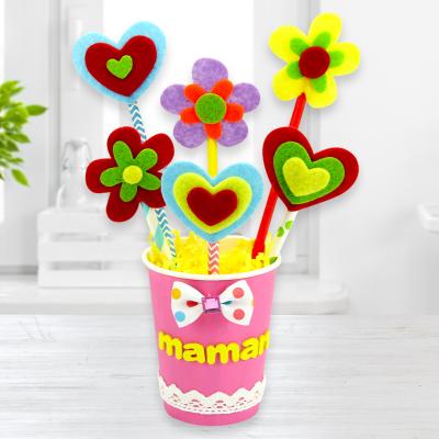 Ce joli bouquet de fleur est parfait à offrir pour la Fête des mères, des pères, des grands-mères pour Noël ou juste pour faire plaisir. Il est fait à partir d'un gobelet et de pailles ce qui fait de 