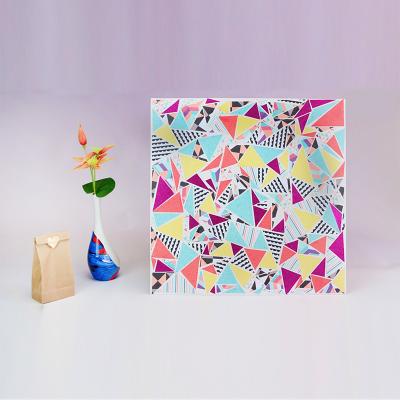 activité de bricolage enfants pour réaliser un tableau art déco en triangles découpés