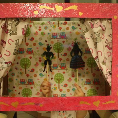 Comment réaliser un théâtre de marionnettes avec du papier pour carte à gratter