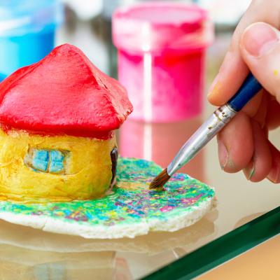 Quel vernis pour la pâte à sel ? Cette question revient souvent lorsque nous voulons protéger nos objets fabriqués en pâte à sel. Découvrez tous nos conseils et astuces pour vernir de la pâte à sel.