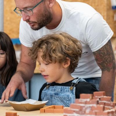 Voici Wecandoo ! La plateforme qui réunit 800 artisans et proposent des ateliers créatifs pour fabriquer avec vous un objet unique en direct de leur atelier.