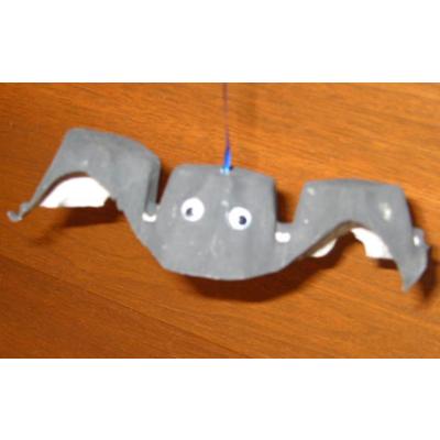 Fabriquer une chauve souris peinte et  suspendue