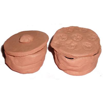 Modelage d'une poterie préhistorique