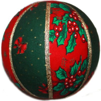 Boules de Noël en tissu et décoré d'un ruban