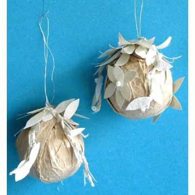 boule de Noël en papier et décorées de feuilles