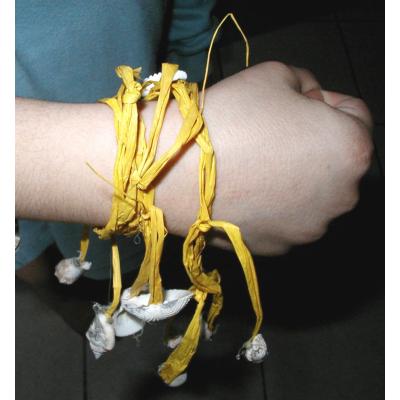 Bracelet africain en raphia et coquillages