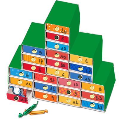 Un calendrier de l'Avent facile à faire avec des boites d'allumettes collées les unes aux autres en forme de gros sapin. Les boites d'allumettes sont simplement recouvertes de papier vert et les faces