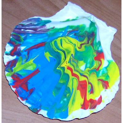 coquille peinte pouvant être offerte en cadeau par l'enfant