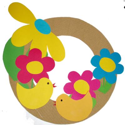 Fabriquer une couronne de Pâques avec des fleurs et des poussins