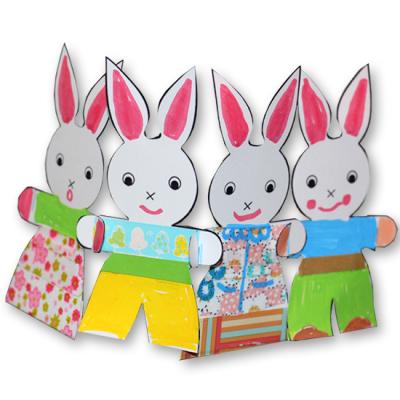 Petits lapins se donnent la main en guirlande de Pâques