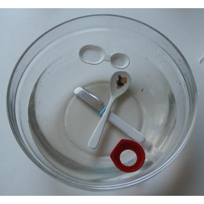 Faire des jeux d'eau avec bébé pour découvrir ce qui flotte et ce qui coule
