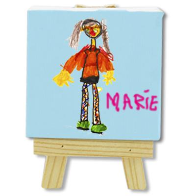 Il peut laisser parler son imagination et sa créativité pour créer un jeu de marque-places pour le prochain repas de famille. Les petits tableaux peuvent être décorés avec des crayons ou peints avec d