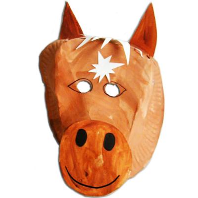 Masque de cheval fait avec une assiette en carton