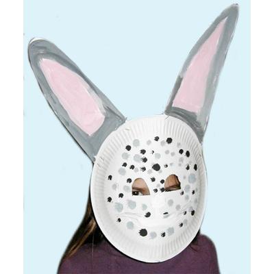 Masque de lapin réalisé avec une assiette en carton