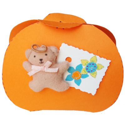 Pochette à cadeau décorée de petits objets