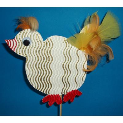 Poule en carton ondulé réalisée avec les enfants