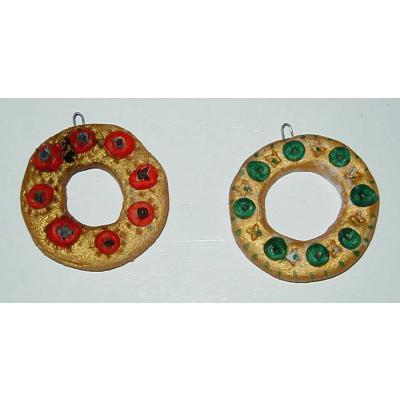 Couronnes en pâte à sel verte et rouge