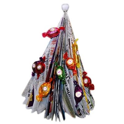 Bricolage d'un calendrier de l'Avent fait maison à partir d'un magazine , des attaches trombones et des bonbons emballés dans du papier. Idée de bricolage de Noël